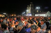 Начная працэсія ў Будславе: тысячы вернікаў са свечкамі на чале з Апостальскім нунцыем